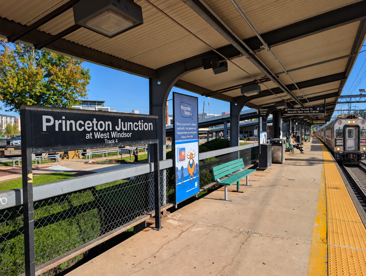 秋季阳光下的 Princeton Junction 火车站站台与 NJ Transit 列车, West Windsor