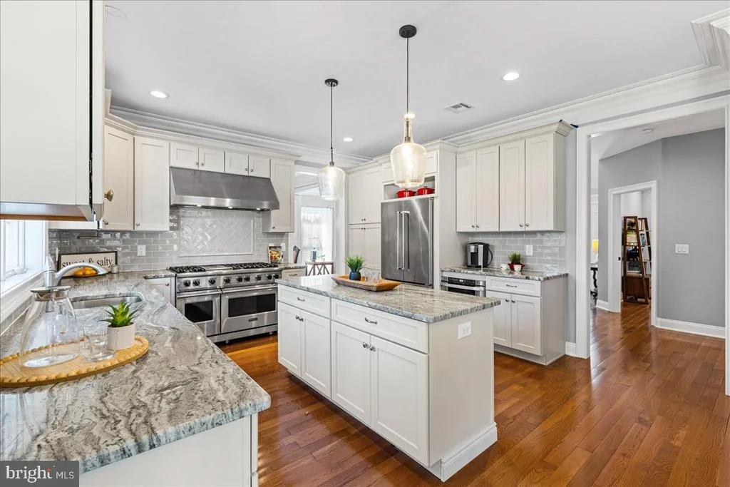 Gourmet Eat-In Kitchen