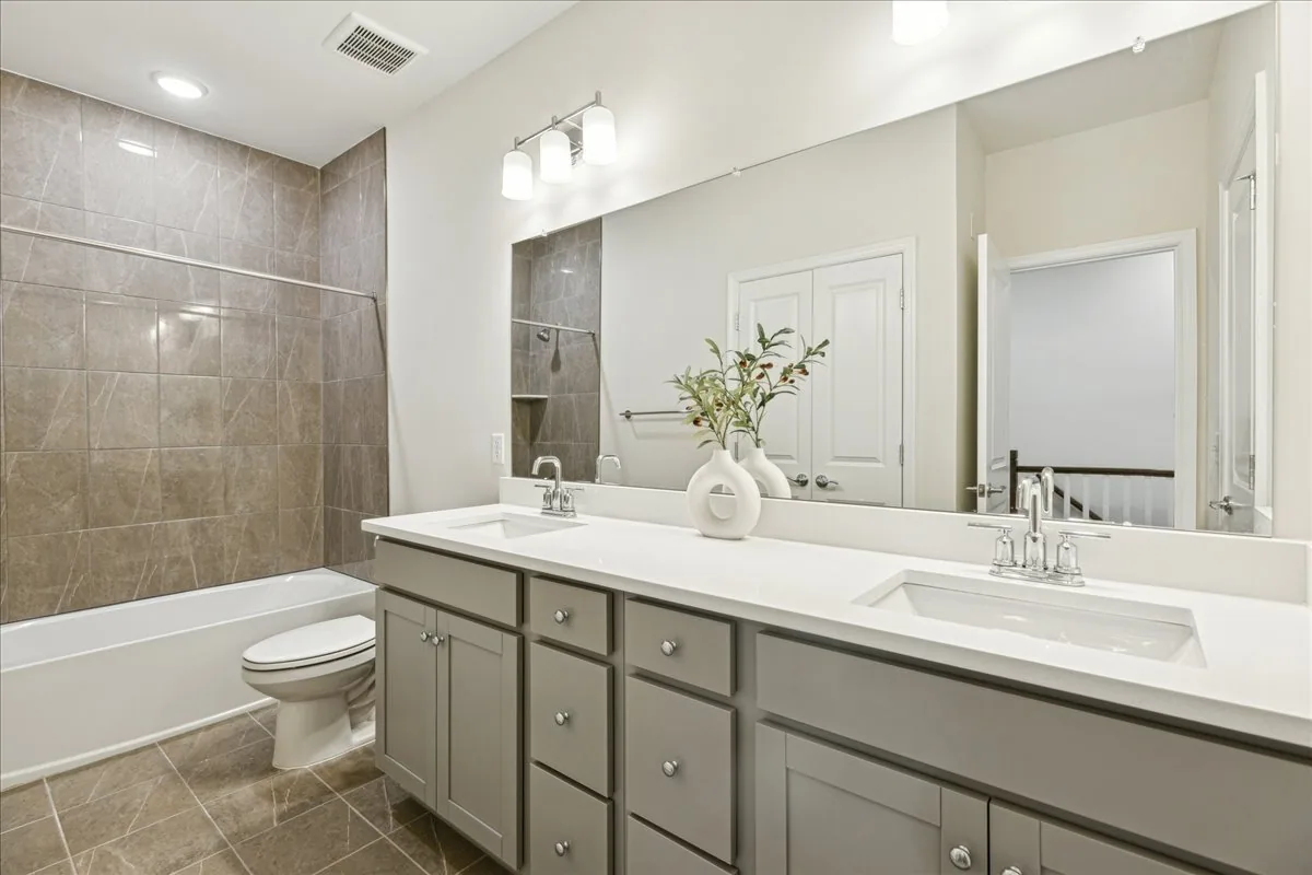 Double-Vanity Bath